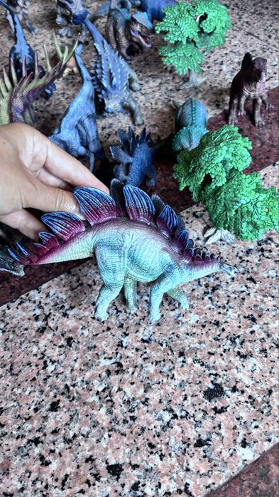 Conjunto de 19 dinossauros e 5 arvores