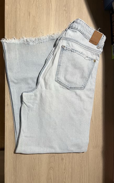 Calça de ganga clara com detalhe de fios da C&A