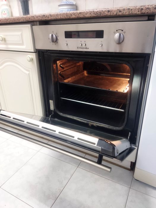 Forno elétrico em inox, da conceituada marca Electrolux 100% funcional