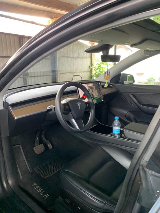 Продам Tesla Y в гарному стані