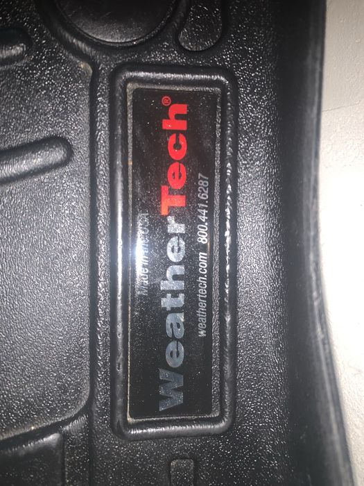 Продам комплект Орегінальних килимків   WeatherTech  Passat B7