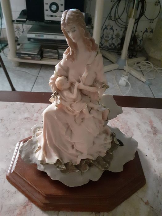 Figura de senhora a amamentar