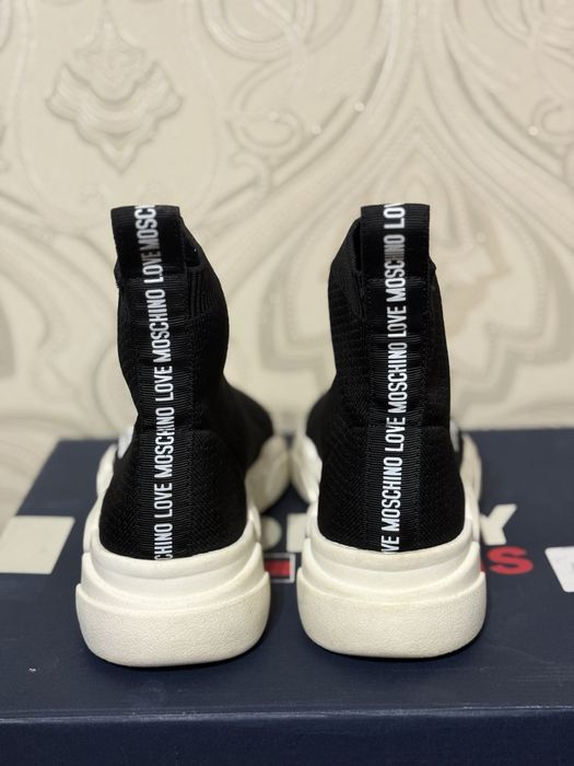 Снікерси/кросівки/кеди/Love Moschino