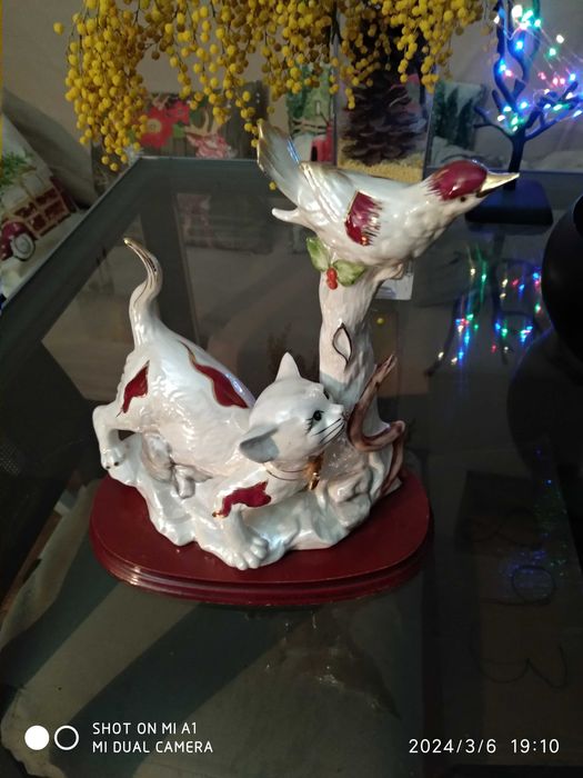 Фарфоровая статуэтка.