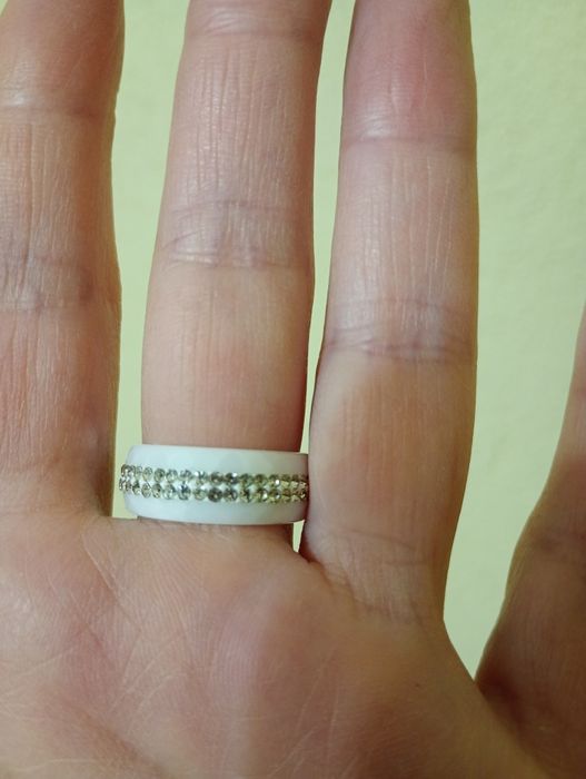 Керамічне колечко білого кольору з цирконієм
