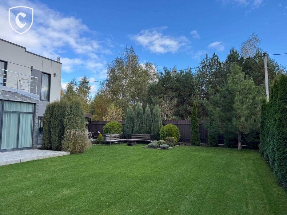 Сучасний будинок 175 м² з терасою та каміном у сосновому лісі.