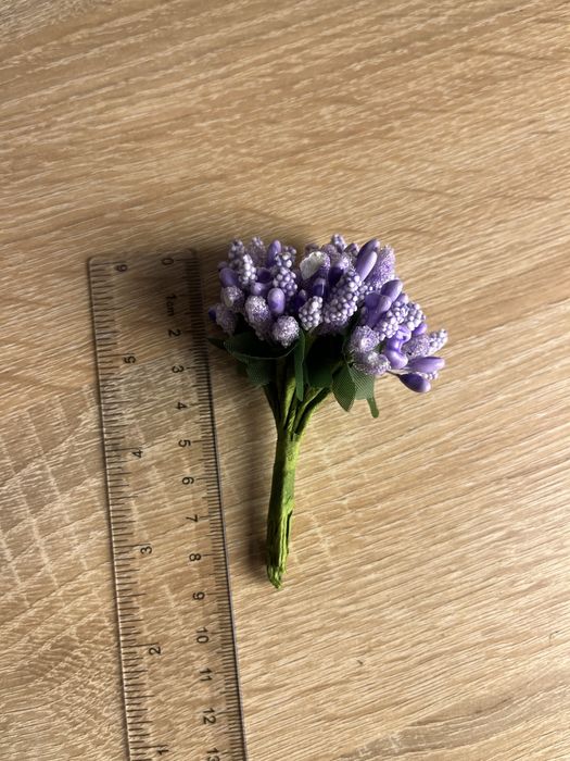 Тичинки на гілці