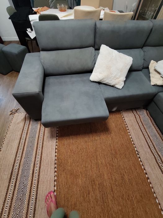 Sofá  3 lugares com Chaise Longue Cinzento – Assentos Deslizantes + Arrumação + 4 Puffs