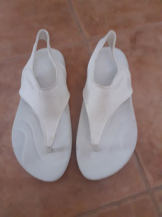 chinelos brancos n 38 e camisola xxl