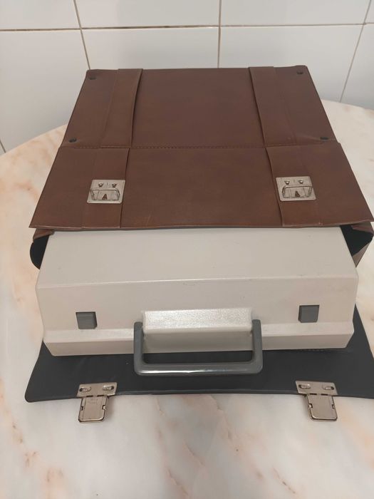 Máquina de escrever Olivetti Tropical