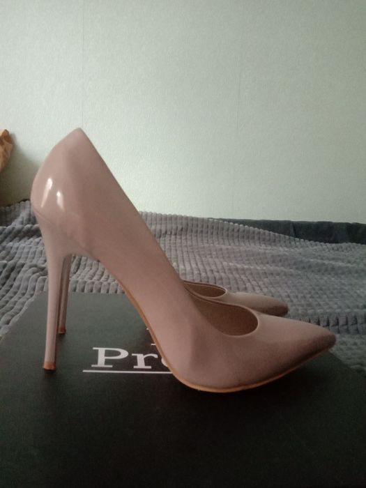 Туфлі лакові бежеві.