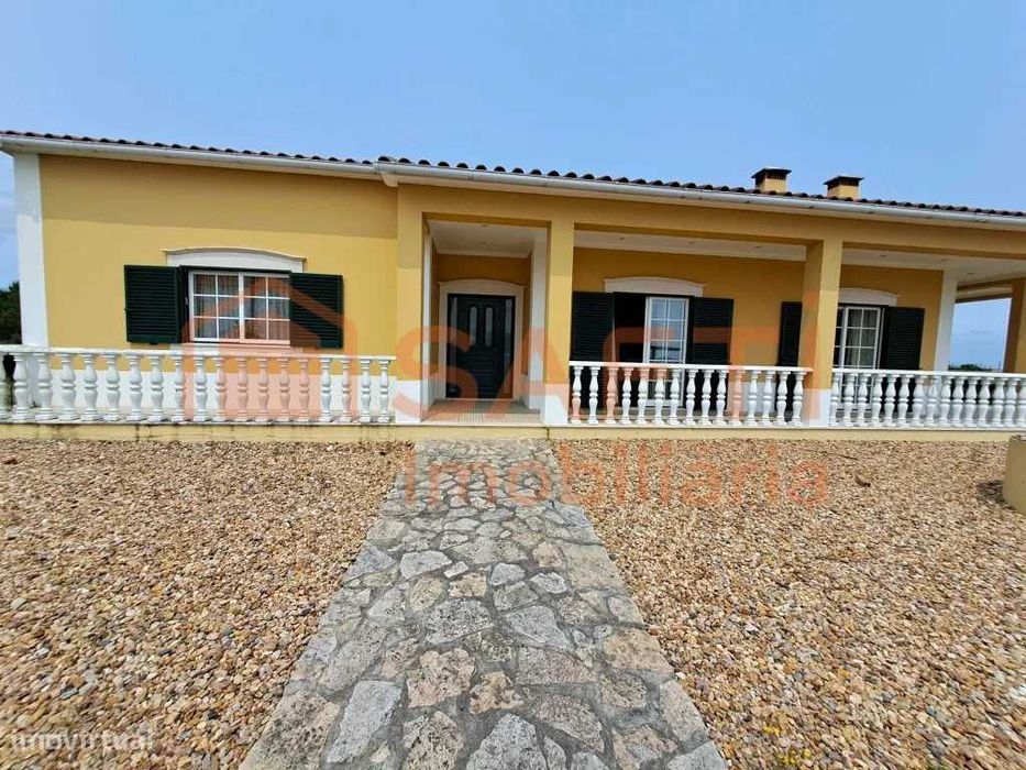 Quinta para venda com 2 moradias prontas e uma área de 9820 metros quadrados.