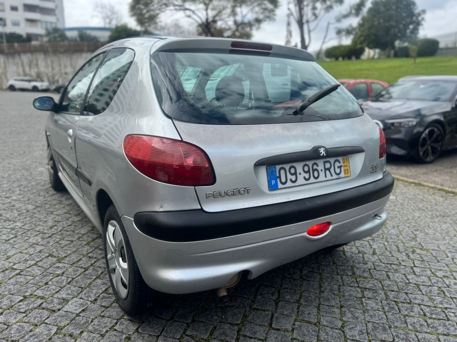 Peugeot 206 1.1 gasolina 5 lugares ano 2001  em bom estado geral.