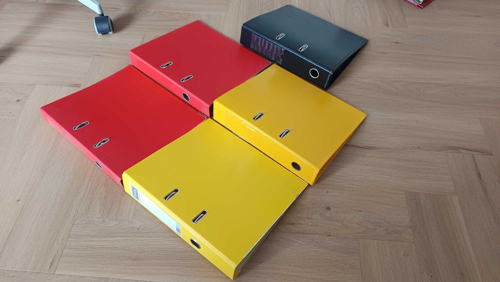 Segregatory biurowe A4 na dokumenty czerwony żółty czarny