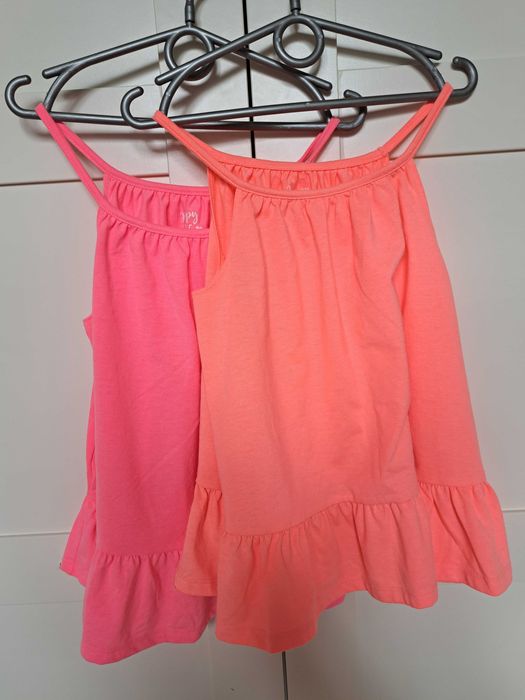 Dwie bluzeczki na ramiączkach dla dziew. w wieku ok. 6-7 lat