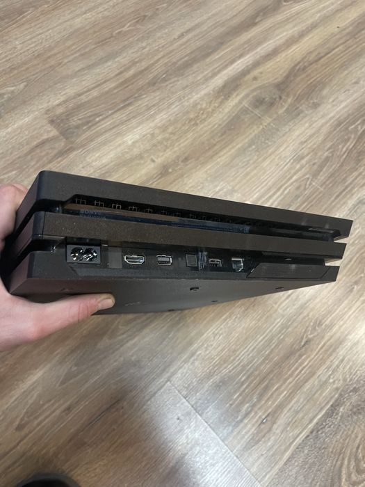 Ps 4 pro  1 TB у відмінному стані з коробкою