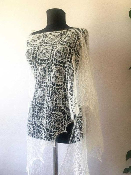 Ніжна біла шаль – вічний аксесуар для незабутніх моментів