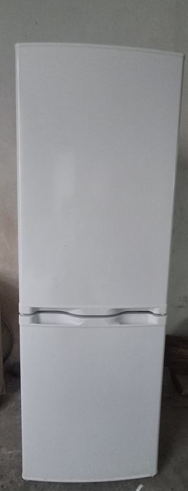 Холодильник з морозильною камерою