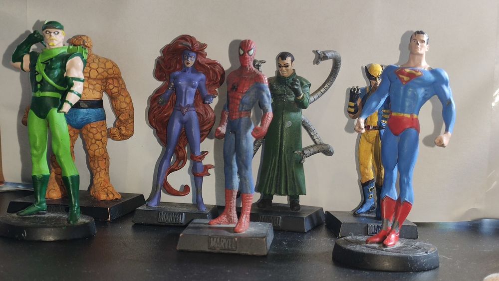 Figuras de chumbo da Marvel e DC ainda com a sua respectiva revista of