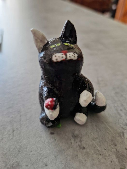 Boneco feito em argila forma de gato