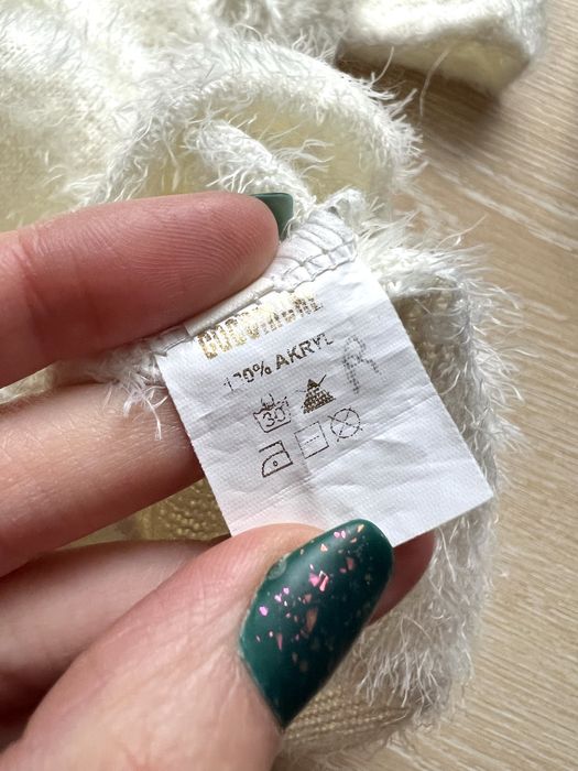 Sweter z dekoltem V futrzany kudłaty elegancki do pracy butik Cocomore