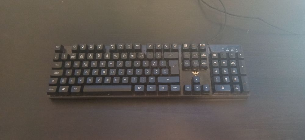 Mesa 140×60 cm com fones gamer teclado gamer e rato gamer com leds