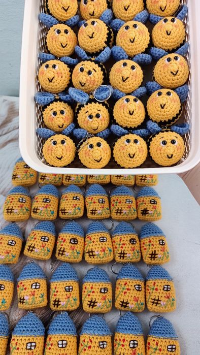 В'язана бджілка, хатинка Брелок патріотичний Українські сувеніри