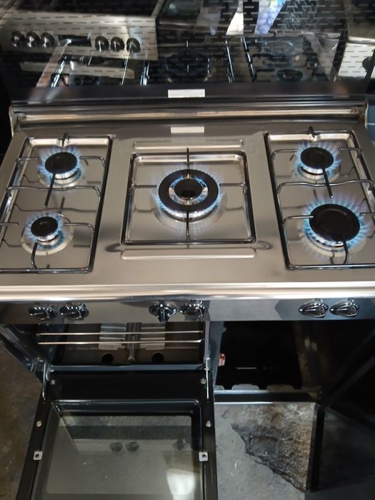 Vendo fogão porta botijas, com 5 bocas e forno a gás.  Nunca usado
