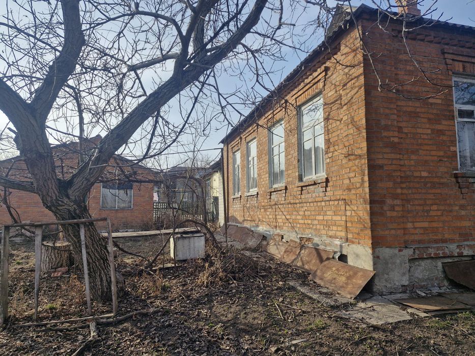 Продається 1/2 житлового будинку з ділянкою 10 соток та маленьким пруд