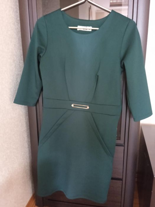 Продається класична сукня