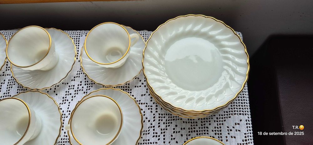 Chávenas de Chá  e pratos de doce vintage