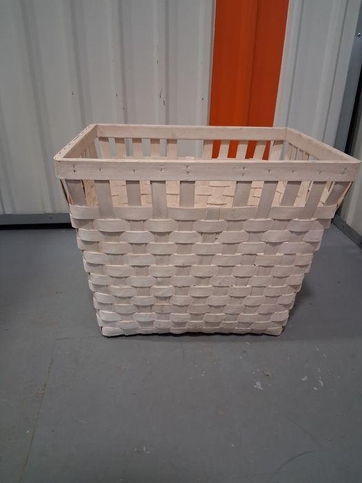 Cesta em verga branca