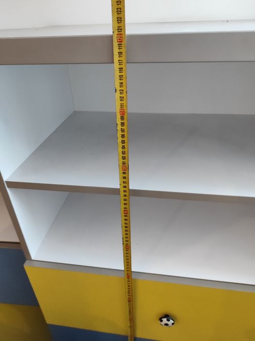 Regały meble z dziecięcego pokoju