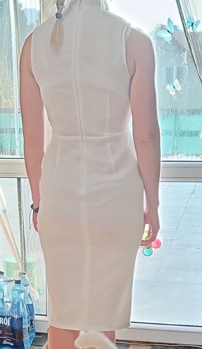 Biała obcisła sukienka