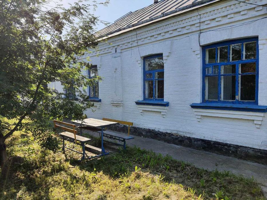 Продам будинок біля озера із земельною ділянкою (центр)