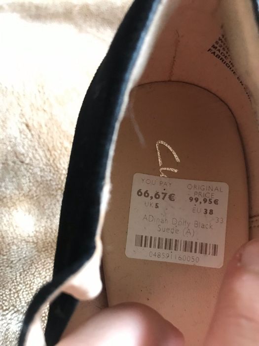 Sapato alto de veludo.