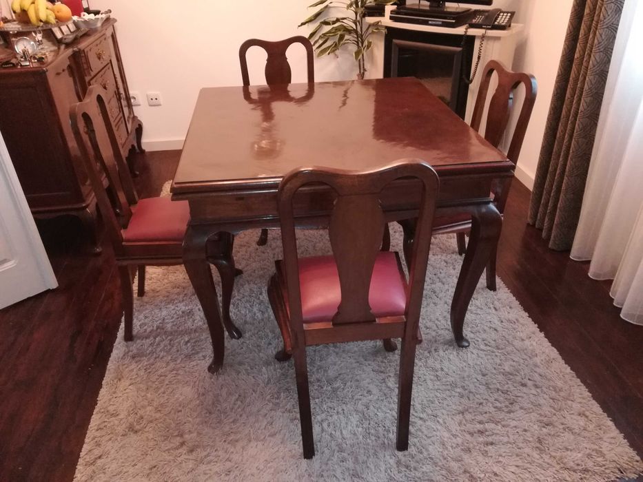 Mesa de sala e seis cadeiras.