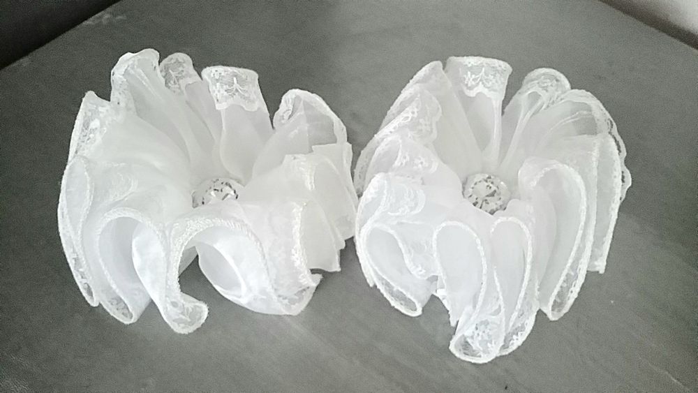 Бантики  з серединкою.