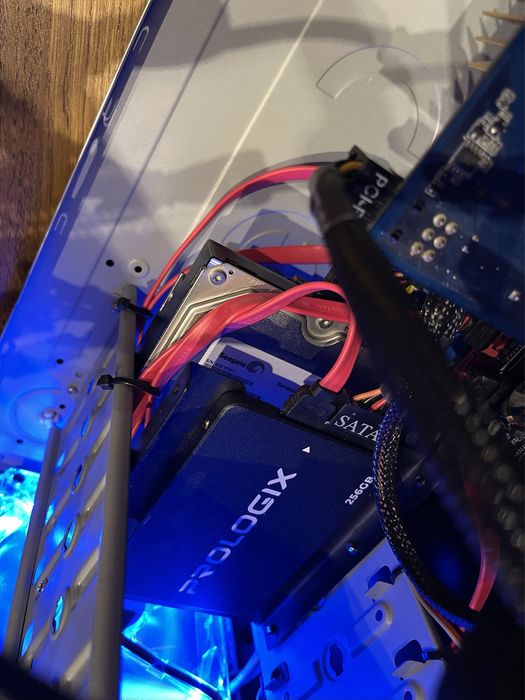 Офісний ПК з монітором, клавіатурою і мишкою