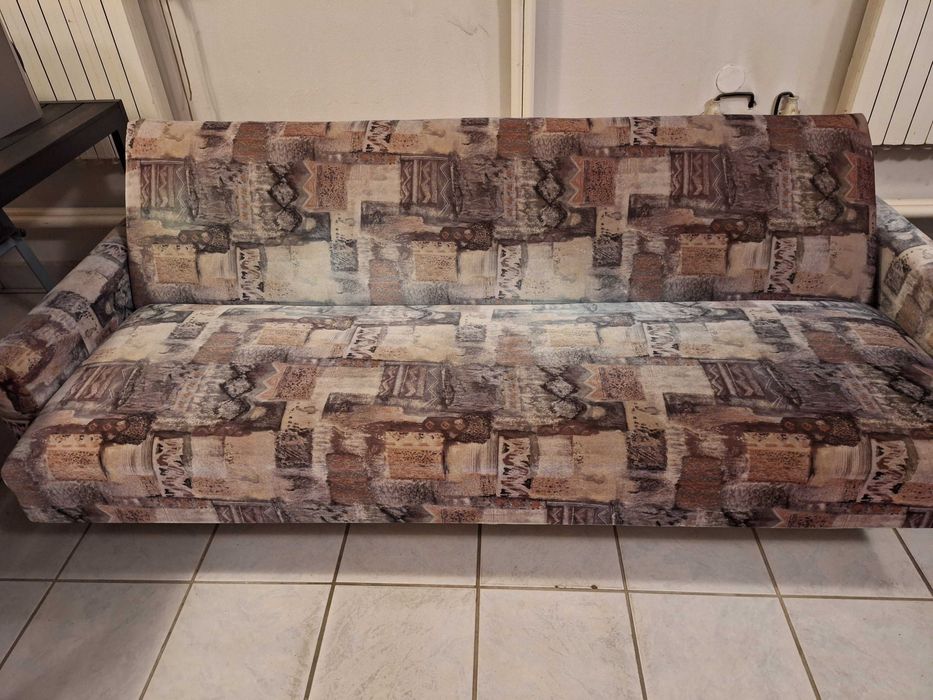 Wersalka rozkładana z pojemnikiem na pościel