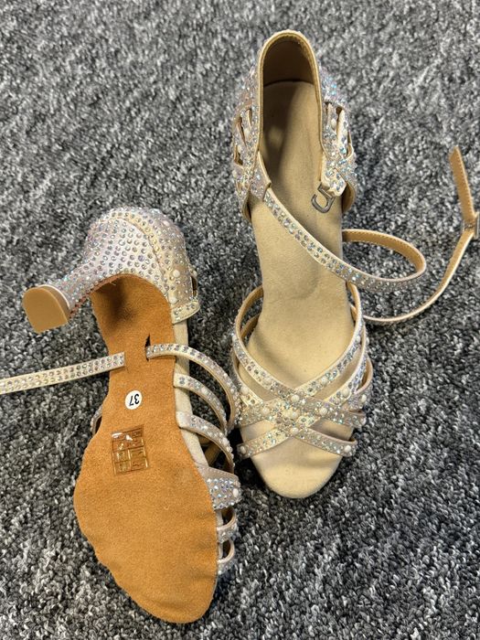 Szpilki z kryształkami idealne na Sylwestra