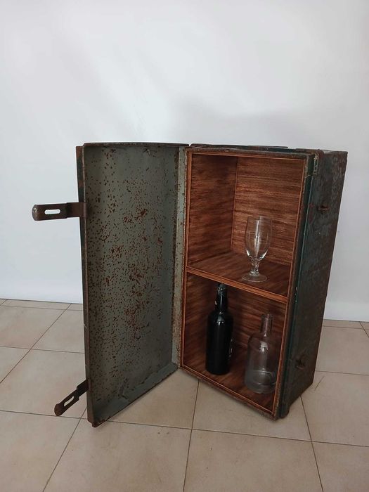 Arca /Bau metálica com interior em madeira
