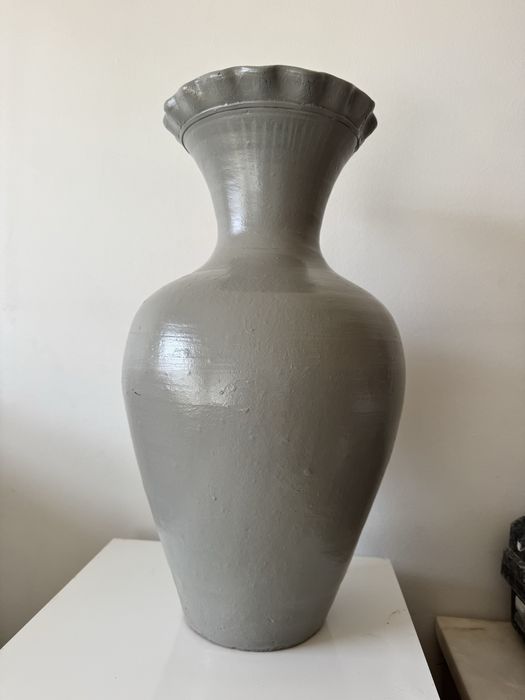 Jarra em barro pintada de cinza