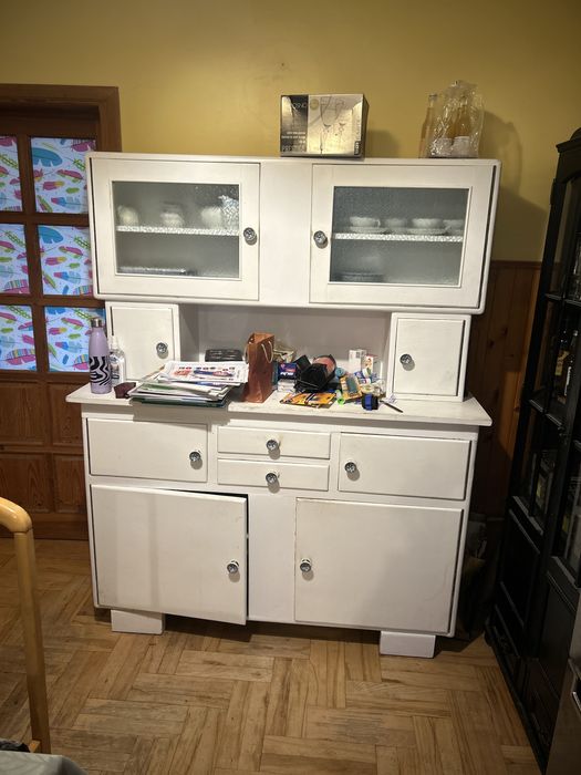 Kredens vintage bialy z szybami