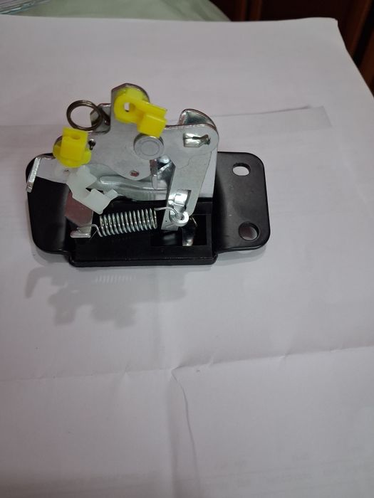 Fechadura tampa Mitsubishi  L400