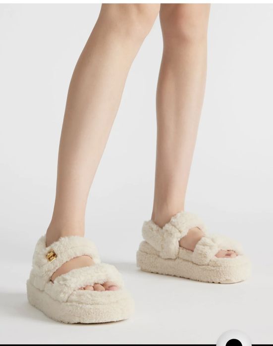 Продам босоніжки Ugg