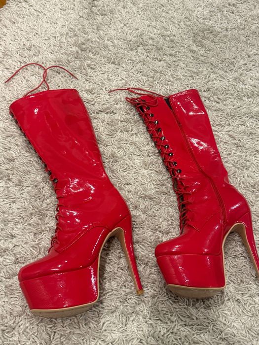 Стріпи чоботи червоні лакові