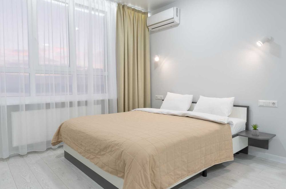 Завжди є світло! Затишна студія з панорамним видом на місто.