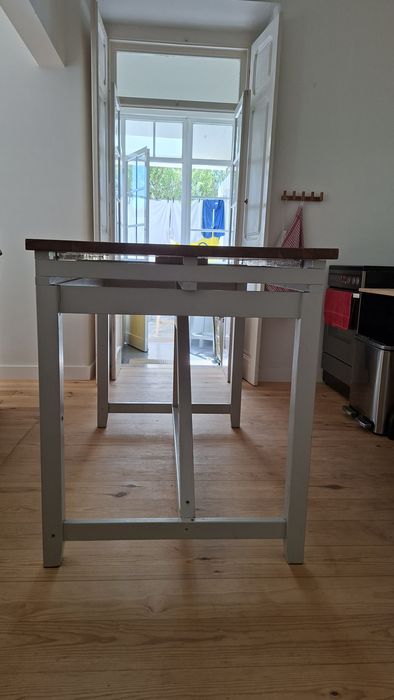Mesa de cozinha em madeira