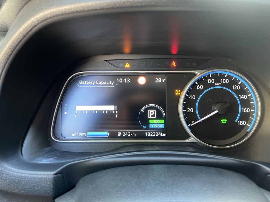 Nissan Leaf в отличном состоянии.